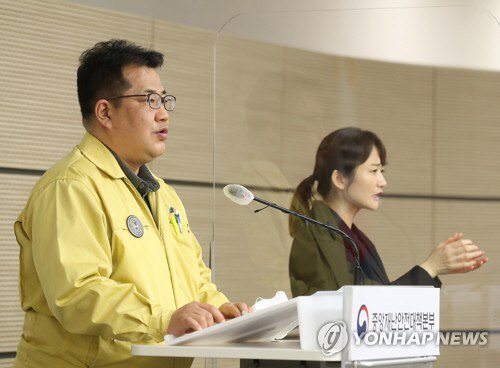 손영래 중앙사고수습본부 사회전략반장이 26일 정부세종청사에서 코로나19 중앙재난안전대책본부 비대면 정례브리핑을 하고 있다.  보건복지부 제공